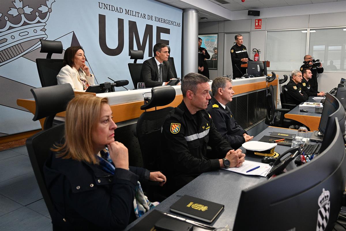 2/11/2024. Pedro Sánchez visita el Cuartel General de la UME. El presidente del Gobierno, Pedro Sánchez, junto a la ministra de Defensa, Mar...